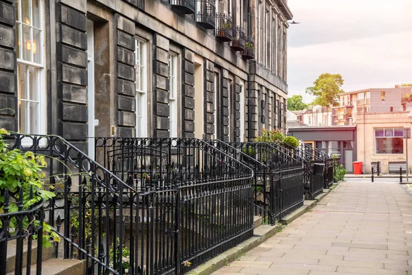 Külső Régi Teraszos Házak Mentén Utcán Naplementekor Edinburgh Skócia Egyesült — Stock Fotó