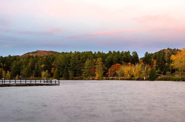 Bergsee Umgeben Von Buntem Herbstwald Der Dämmerung Vordergrund Auf Der — Stockfoto