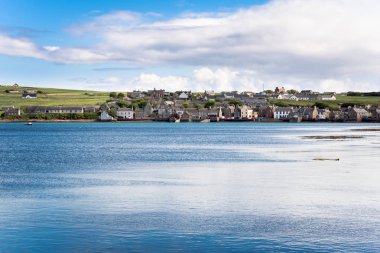 İlkbahar günü Orkney Adaları 'ndaki bir sahil köyü manzarası. İskoçya, Uk.