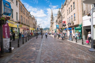 Inverness, Uk - 22 Haziran 2019: İnsanlar güneşli bir yaz gününde şehir merkezindeki dükkan ve restoranlarla dolu yaya caddesinde geziniyorlar