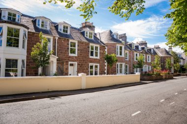 Güneşli bir yaz gününde sokak boyunca geleneksel teraslı evler. Inverness, İskoçya, Uk
