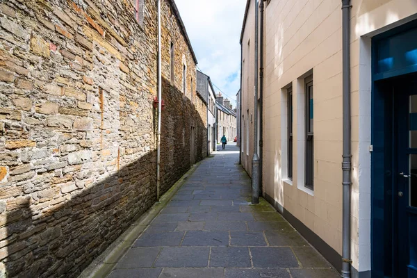 日当たりの良い春の日に古い石造りの建物が並ぶ狭い路地 キックウォール オークニー諸島 スコットランド イギリス — ストック写真