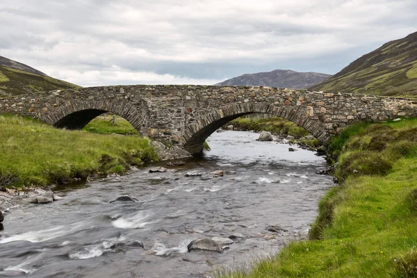 Puente Histórico Piedra Sobre Pequeño Río Las Highlands Escocesas Día — Foto de Stock