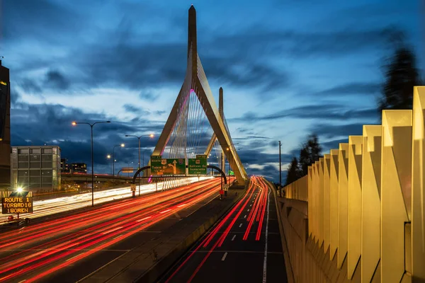 Moderno Ponte Sospeso Autostradale Con Sentieri Leggeri Lasciati Veicoli Passaggio — Foto Stock