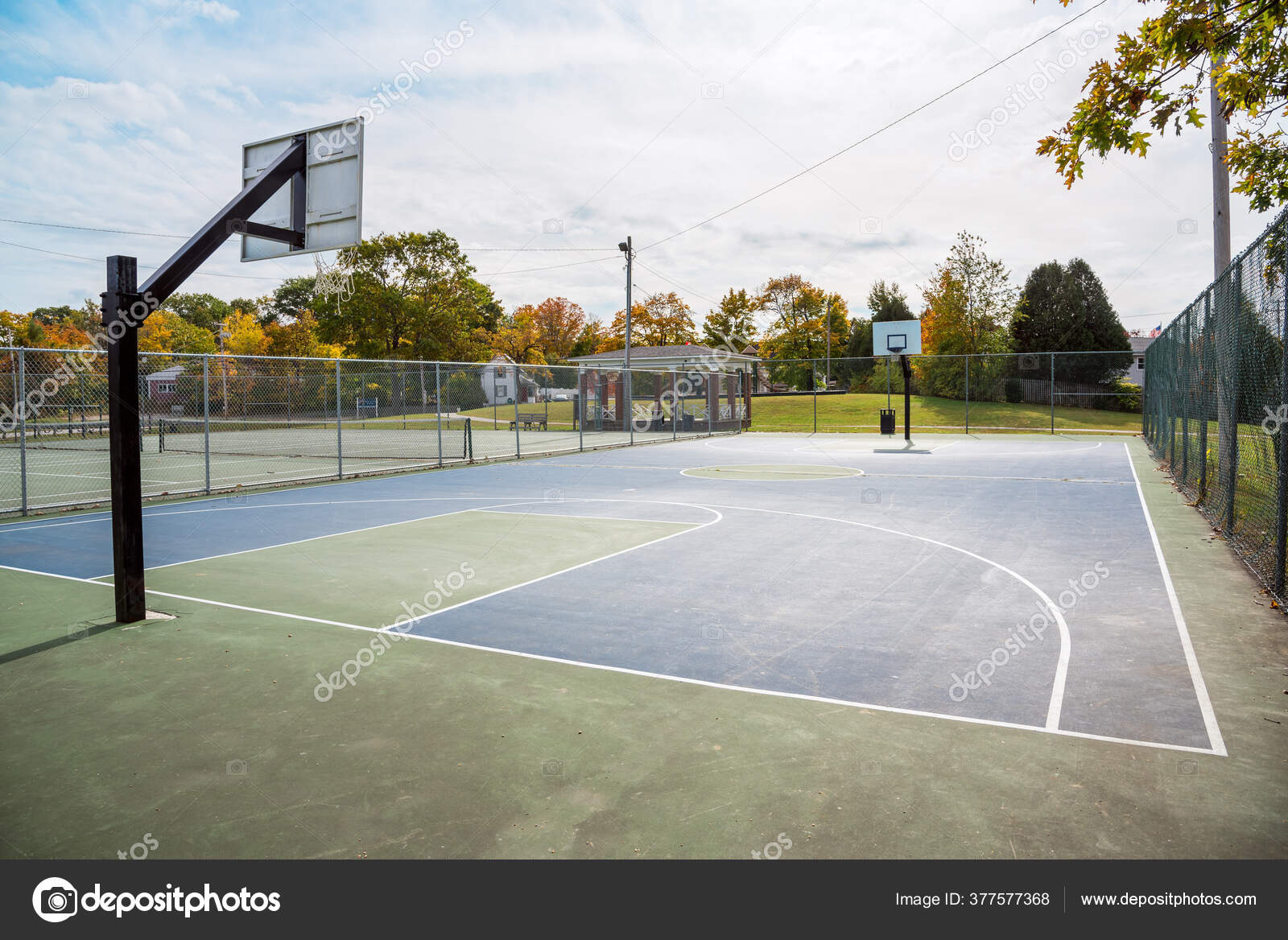Cancha de basquetbol pública vacía fotos de stock, imágenes de Cancha de  basquetbol pública vacía sin royalties | Depositphotos