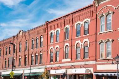 Açık bir sonbahar gününde zemin katta dükkanları olan geleneksel Amerikan kırmızı tuğla binaları. Montpelier, VT, ABD.
