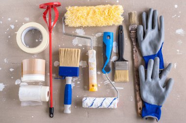 Kirli bir mukavva üzerindeki ev dekorasyonu için resim araçlarının yukarısından görüntüle