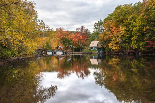 Boathouses Moored Boats River Forested Banks Peak Fall Foliage Overcast — Stock Photo, Image