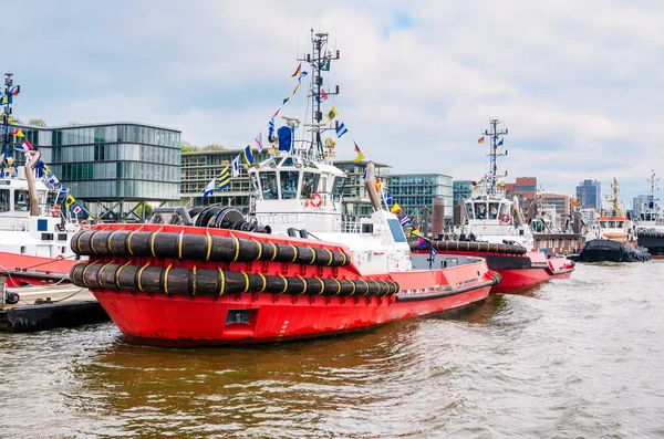 Poderosos Remolcadores Coloridos Amarrados Embarcaderos Puerto Fluvial Día Nublado Primavera —  Fotos de Stock