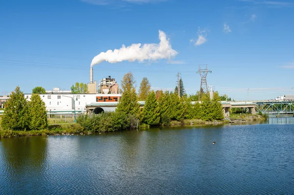 White Smoke Coming Out Tall Chimneyof Manufacturing Plant River Clear — Stock Photo, Image