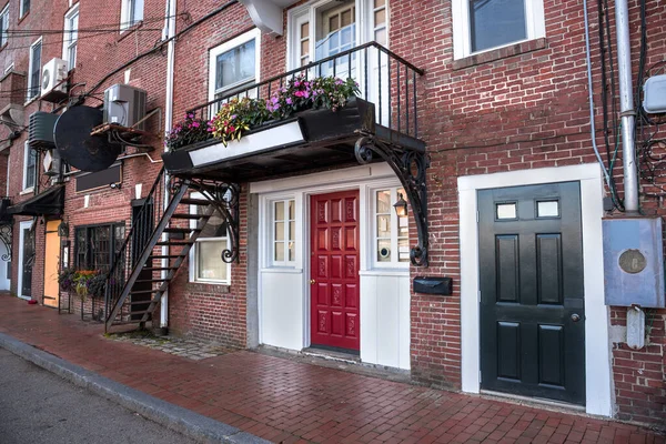 Ancien Bâtiment Brique Rénové Avec Des Portes Bois Colorées Rez — Photo