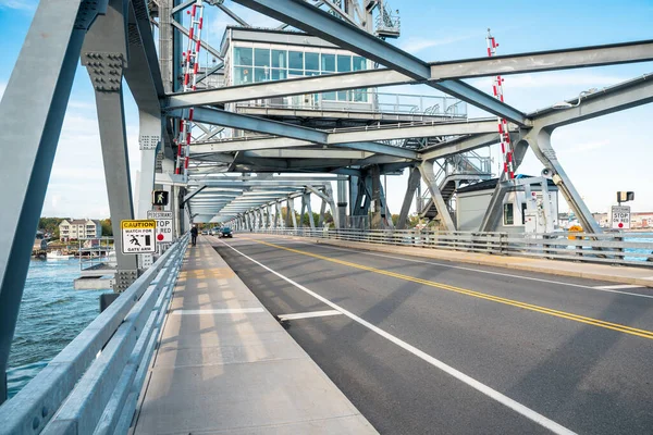 Steel Vertical Lift Road Bridge Might River Clear Sutumn Day — Φωτογραφία Αρχείου
