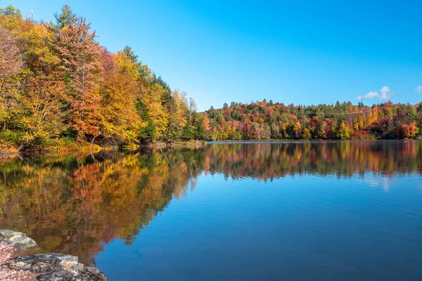 明確な秋の朝に山の湖の周りの見事な秋の色 水の中の反射 Waterbury — ストック写真