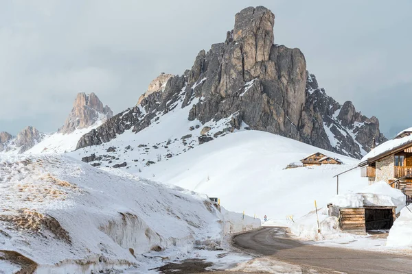 曇り空の日にアルプスの雪の山の風景の中に雪の道をクリア巻き ドロマイト イタリア — ストック写真