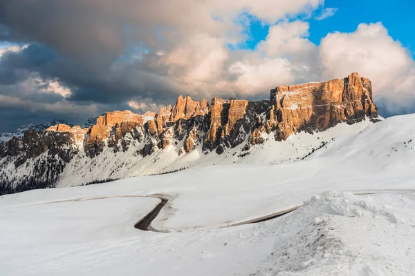 Vista Uma Estrada Sinuosa Passo Montanha Através Dos Prados Nevados — Fotografia de Stock