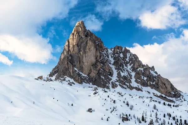 冬の日にはドロマイトの雪に覆われた山と雲に覆われた青空 — ストック写真