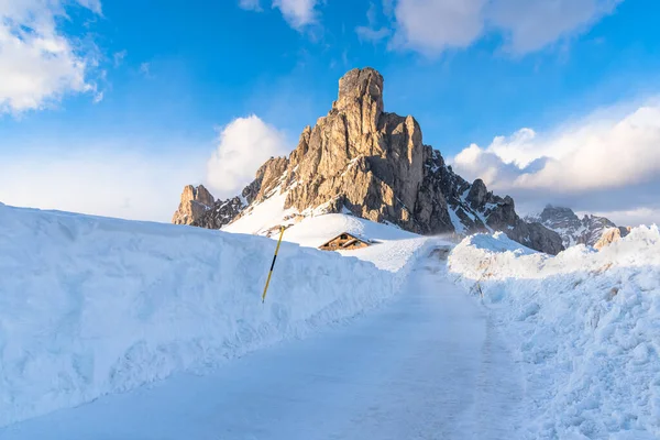 Leere Schneebedeckte Bergstraße Einem Klaren Wintertag Hintergrund Ist Ein Hoch — Stockfoto