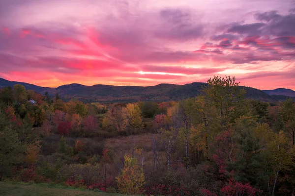 Atemberaubender Sonnenuntergang Über Bewaldeten Bergen Während Der Herbstfarbensaison North Conway — Stockfoto