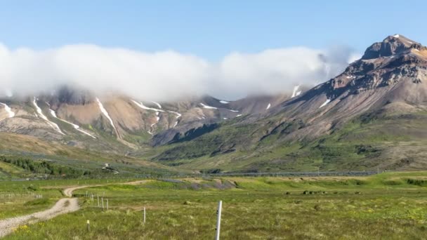 Güneşli Bir Yaz Gününde Dağların Zirveleri Bulutlarla Kaplıdır Yeşil Bir — Stok video