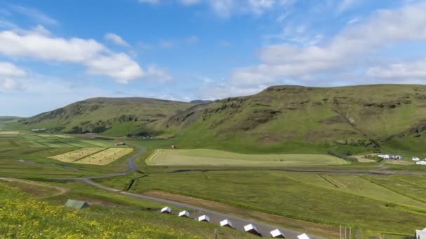 Перемещение Облаков Над Зеленой Долиной Через Главную Дорогу Южной Исландии — стоковое видео