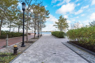 Açık bir sonbahar sabahı, ağaçlar ve sokak ışıklarıyla dolu ıssız bir yaya sokağı. Boston, MA, ABD.