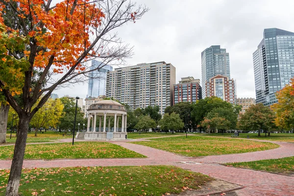 Pblic Park Mit Hochhäusern Hintergrund Einem Bewölkten Herbsttag Boston Usa — Stockfoto