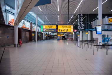 Amsterdam Schiphol Havaalanı, Hollanda - 27 Haziran 2020: Covid-19 salgını nedeniyle seyahat kısıtlamaları nedeniyle terk edilmiş terminal.
