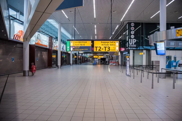 Amsterdam Schiphol Airport Netherlands June 2020 Deserted Terminal Closed Shops — Stock Photo, Image