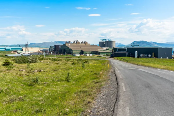 Uitzicht Een Enorme Fabriek Ijsland Een Zonnige Zomerdag — Stockfoto