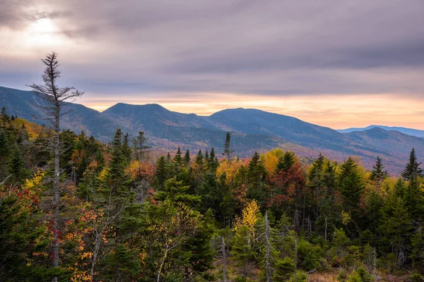 Cielo Drammatico Paesaggio Montano Boscoso Culmine Del Fogliame Autunnale Tramonto — Foto Stock