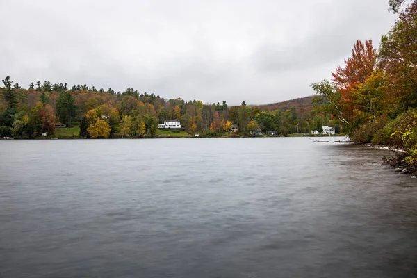 Mountain Lake Wooded Shores Dotted Holiday Homes Rainy Autumn Day — Stock Photo, Image