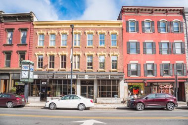 Montpelier, VT - 09 Ekim 2019: Güneşli bir sonbahar sabahında şehir merkezinde bir sokak boyunca geleneksel mimari