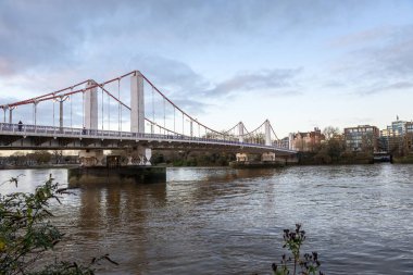 Londra 'daki Thames nehrinin üzerindeki Chelsea Köprüsü kışın alacakaranlıkta görülüyor. İngiltere, İngiltere.