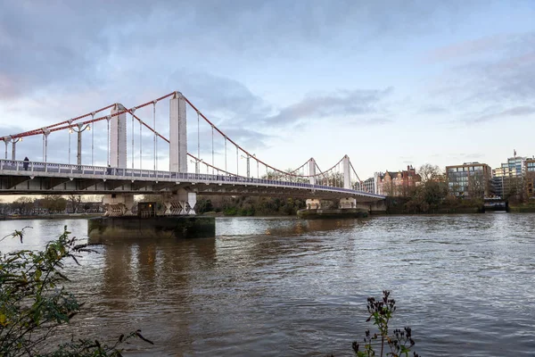 Londra 'daki Thames nehrinin üzerindeki Chelsea Köprüsü kışın alacakaranlıkta görülüyor. İngiltere, İngiltere.