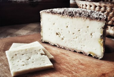 Ahşap bir masa üzerinde güzellik el yapımı kırsal peynir