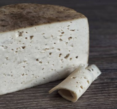 İneklerden ve keçilerden peynir. Peynir kafa.