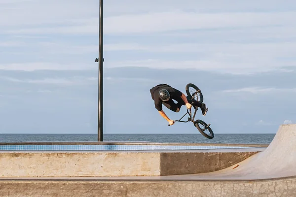 Bmx jezdec provádí skok na skatepark — Stock fotografie