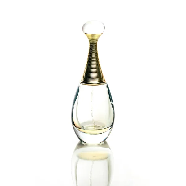 Bottiglia di profumo quasi vuota isolata su sfondo bianco con riflesso — Foto Stock