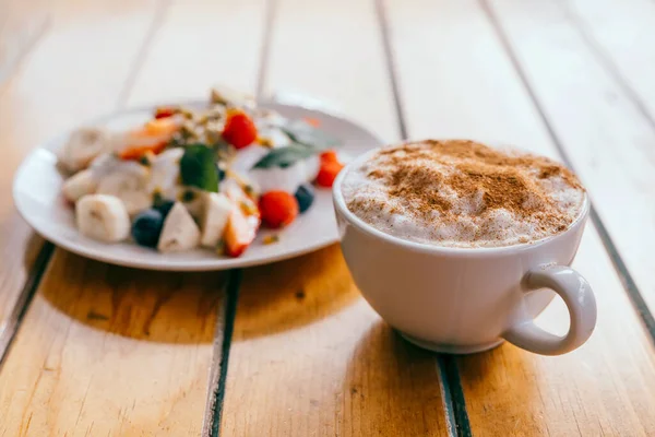 Frühstück auf dem Holztisch auf der Veranda. — Stockfoto