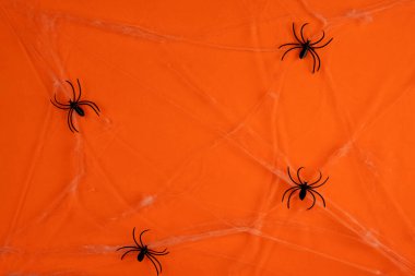 Küçük oyuncaklar, cadılar bayramı için örümcek ağıyla kuru ağaç dalında yarasalar.