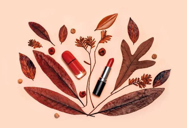 Komposisi rata dekoratif dengan kosmetik dan daun musim gugur — Stok Foto