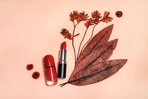 Composición plana decorativa con cosméticos y hojas de otoño Imagen de archivo