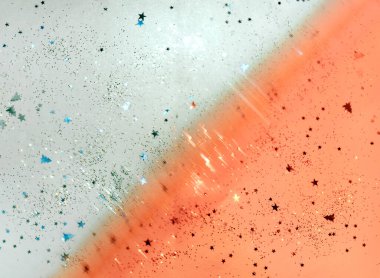 Mavi ve turuncu arkaplana saçılmış simler