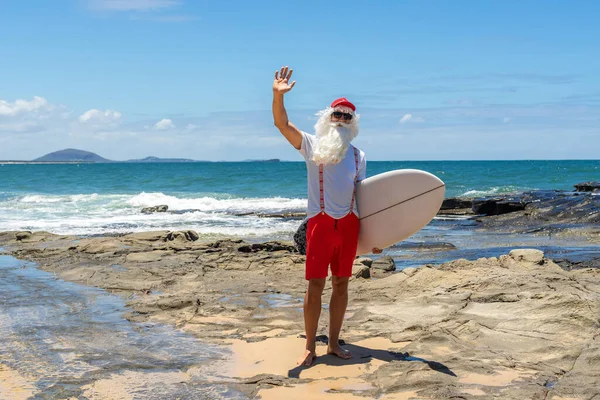 Père Noël détient des boîtes-cadeaux avec l'océan sur backgraund — Photo