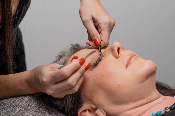 Maquillaje trabajo de artista en su salón de estudio de belleza visage. —  Fotos de Stock