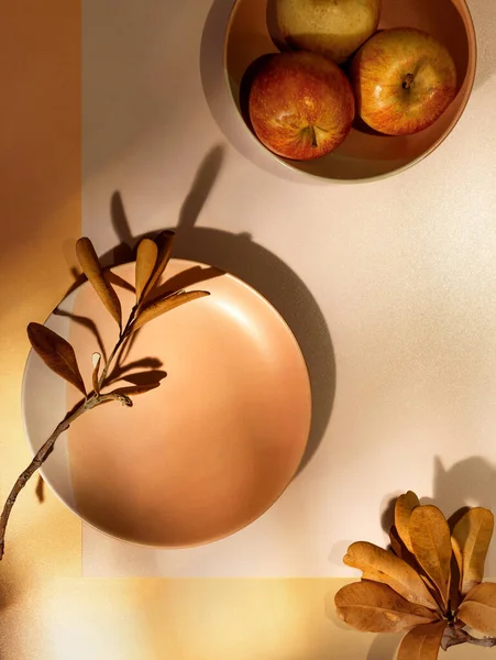 Őszi lapos fektetés tányérokkal, száraz levelekkel és almákkal Stock Kép
