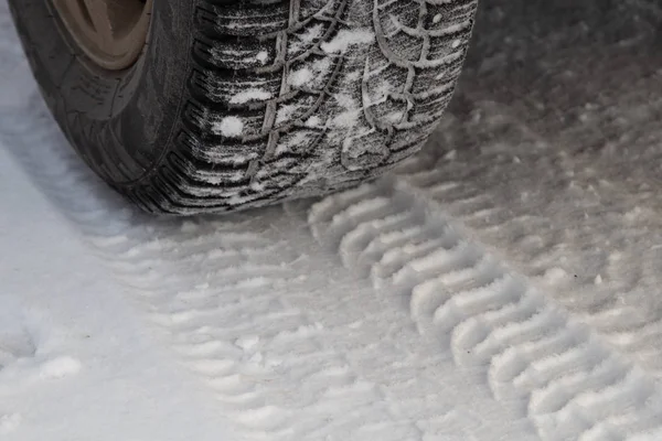 スパイクと道路上は 出版社の冬用タイヤは雪で覆われて — ストック写真