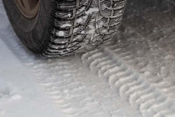 Winterreifen Mit Spikes Und Seinem Abdruck Auf Der Schneebedeckten Straße — Stockfoto