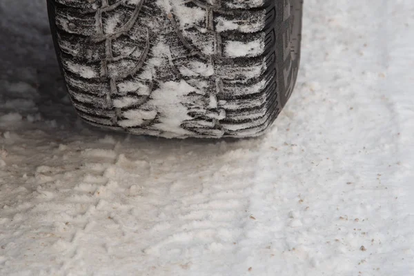 Λάστιχο Για Χειμώνα Αιχμές Και Αποτύπωμα Στο Δρόμο Καλυμμένο Χιόνι — Φωτογραφία Αρχείου