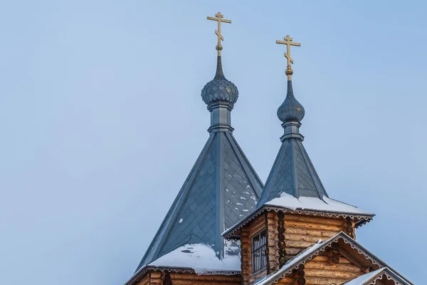 Ortodoks bir ahşap kilise, kış günü çatısı